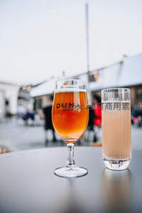 户外酒吧桌上的精酿啤酒