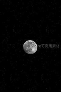 满月悬于星海，静谧无垠