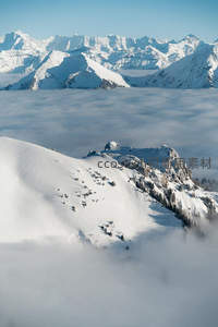 云海之上的雪峰航拍奇观