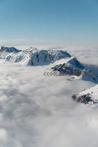 云端之巅的雪山全景画卷