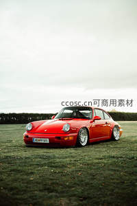 红色经典跑车停驻绿野，复古优雅风范