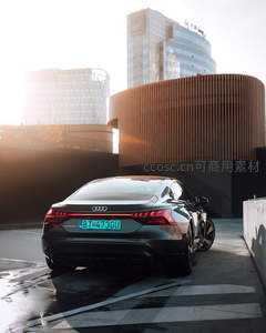 都市光影中的奥迪电车，科技感尾灯闪烁