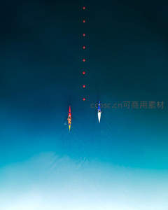 航拍双艇竞速，碧海红标划破蓝波