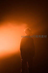 逆光剪影，男子仰望橙色暮光