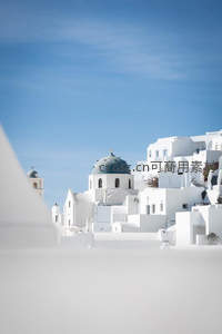 圣托里尼蓝顶教堂，白色建筑群映蓝天