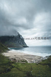 云雾海岸孤峰矗立