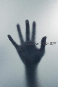 雾面玻璃后朦胧的手影