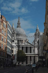 伦敦圣保罗：古典穹顶与现代街景的交响