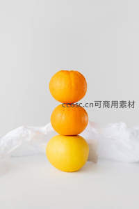 三颗橙子叠放白色背景简约构图
