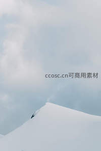 雪峰之巅云雾缭绕的宁静画面