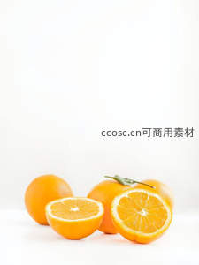 新鲜橙子切开，果肉饱满汁水欲滴