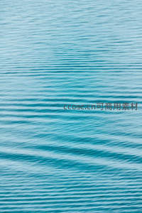 碧蓝水面波纹轻漾，宁静如画