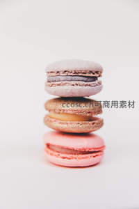 三枚马卡龙叠放，色彩柔和如梦幻甜点