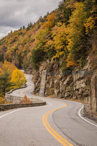 秋日山间蜿蜒公路穿行彩林