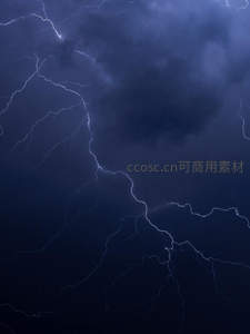 夜空闪电撕裂乌云照亮天际