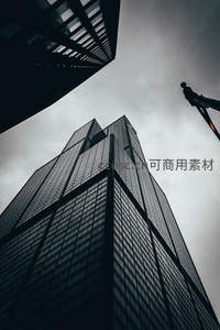 仰视摩天大楼，阴云密布下的钢铁森林