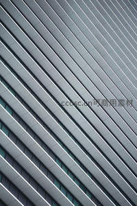 斜向排列的建筑幕墙，展现秩序与韵律