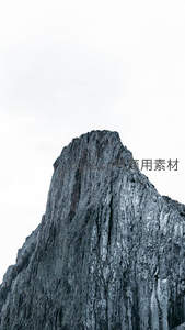 陡峭岩壁直插云霄，苍劲嶙峋显自然之力