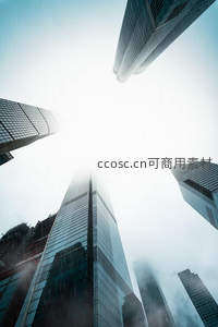 仰拍雨雾中摩天大楼群壮观景象