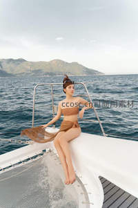 游艇甲板上女子静享海景时光