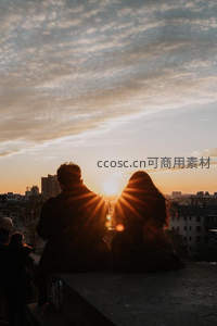 夕阳下情侣相依的城市剪影