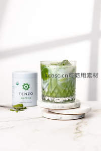 清新抹茶饮品与品牌罐装特写