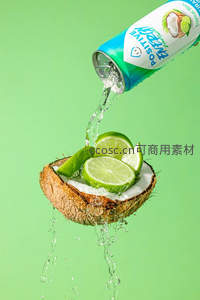 青柠椰壳杯中，气泡饮料倾泻而下溅起水花