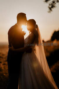 夕阳余晖里，新人相拥剪影定格永恒爱恋