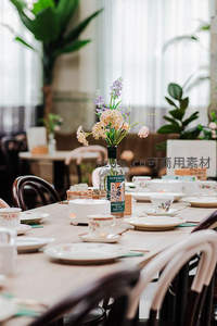 精致餐桌布置，花瓶酒瓶与餐具营造优雅午后