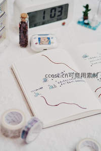 手账本上的可爱涂鸦与温馨桌面摆件