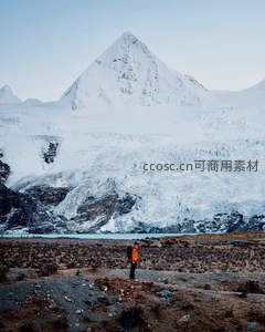 登山者仰望雪峰，人与自然对话