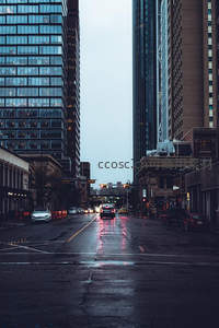 雨后城市街景，高楼林立倒影