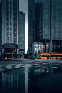 现代都市街角，黄色电车穿行