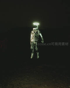 黑暗中的宇航员，头盔光环照亮孤独旅程