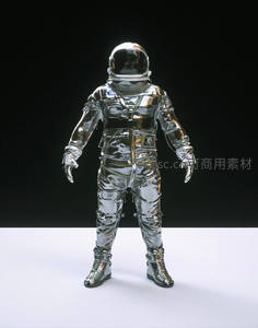 银色宇航服在极简空间中的静立展示