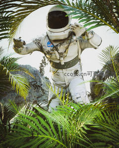 宇航员穿行热带丛林绿叶间