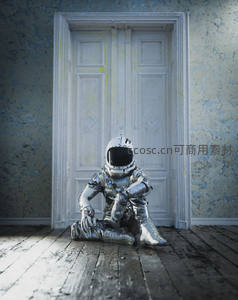 银色宇航员蜷缩在破旧门廊前