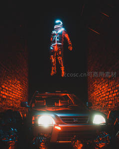 霓虹光影中悬浮的未来宇航员