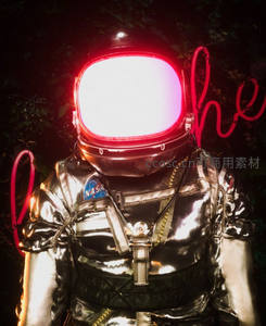 霓虹光晕中的NASA宇航员特写