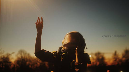 向夕阳挥手的宇航员