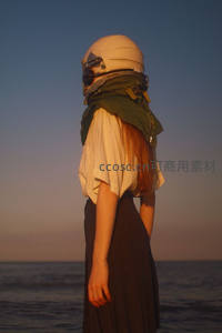 海边戴着头盔的少女剪影