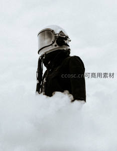 宇航员头盔特写，云雾缭绕中若隐若现