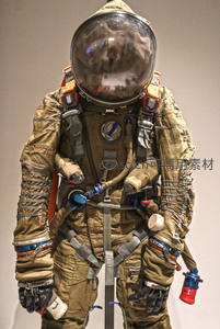 复古宇航服特写展示其复杂结构与细节