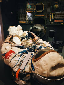 苏联宇航服静卧于控制台前