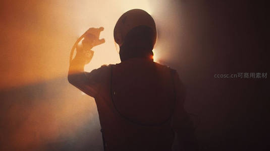 剪影宇航员在金色光晕中挥手