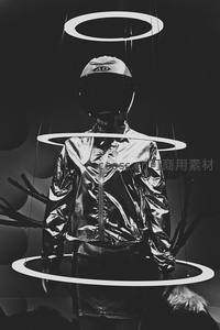 未来感银色夹克与光环装置
