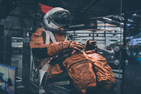 宇航员在模拟舱内进行飞行前准备