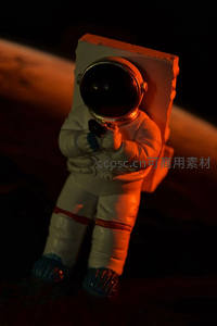 微缩宇航员模型在火星地貌上探险