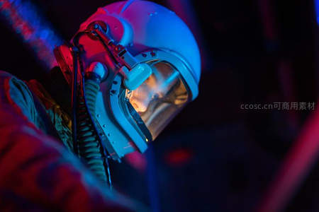 霓虹光影中的宇航员头盔特写