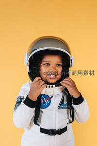 笑容灿烂的儿童宇航员